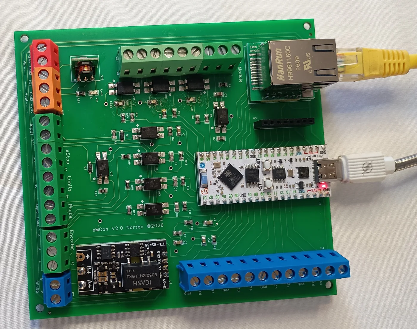 Controladora eMCon V2.0 — MCU de 32 bits, Ethernet y bornes de ejes